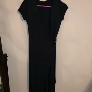 Mid black dress with cut at the bottom